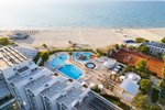 Hotel s bazénmi a pláž