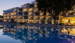 Nočný pohľad na hotel s bazénom