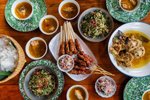 Tradičné jedlo kuracie satay a barakuda Bali
