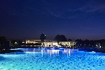 Večerný pohľad na bazén