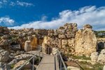 Pohľad na kamenné stavby starovekých chrámov Ggantija, Malta