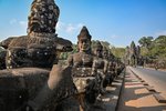 Kamenné sochy lemujúce most pri bráne Angkor Thom