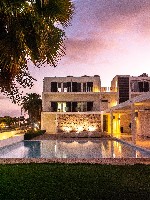 Večerný pohľad na hotel