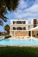 Pohľad na hotel s bazénom