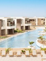 Hotelové budovy s bazénom