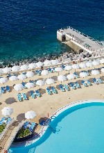 Bazén a mólo so schodíkmi do mora