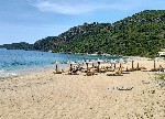 Pláž s lehátkami