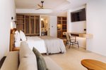 Junior suite swim up