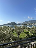 Výhľad na záhradu a more