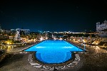 Večerný pohľad na hotelový bazén 