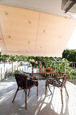 balkón zatienený markízou