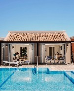 Sea front suita so zdieľaným bazénom