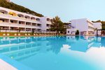 Večerný pohľad na hotel s bazénom