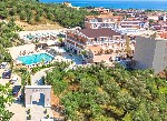 Hotel s bazénom a okolie