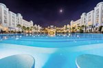 Večerný pohľad na bazén a hotel