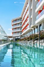 Zdieľaný bazén pri Swim Up izieb