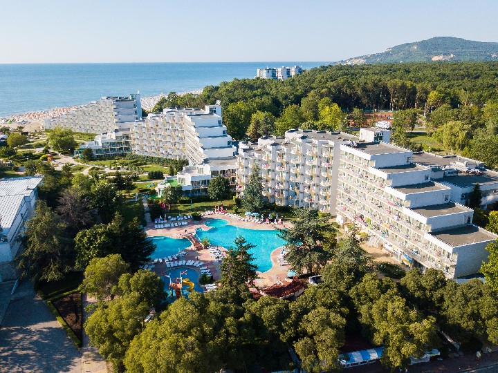 Pohľad na hotel (vpravo) a more