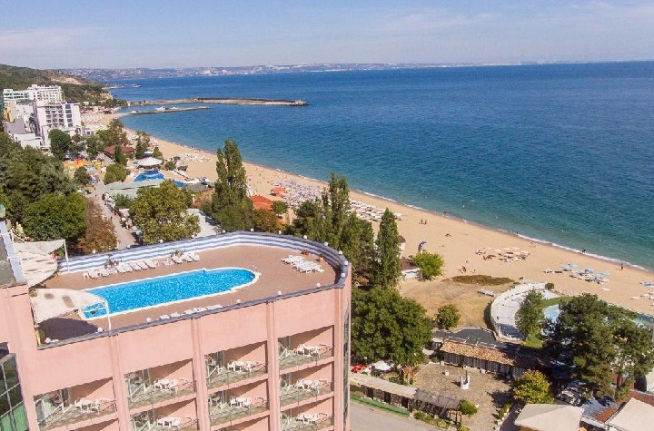 Pohľad na strešný bazén a okolie hotela