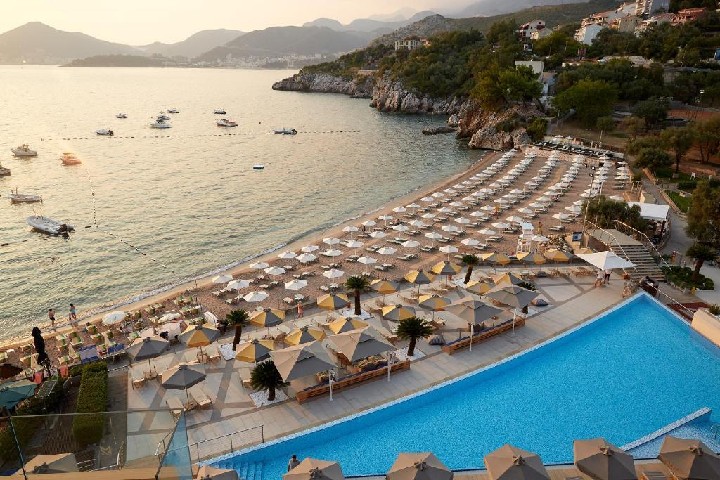 Pohľad na bazén a na pláž