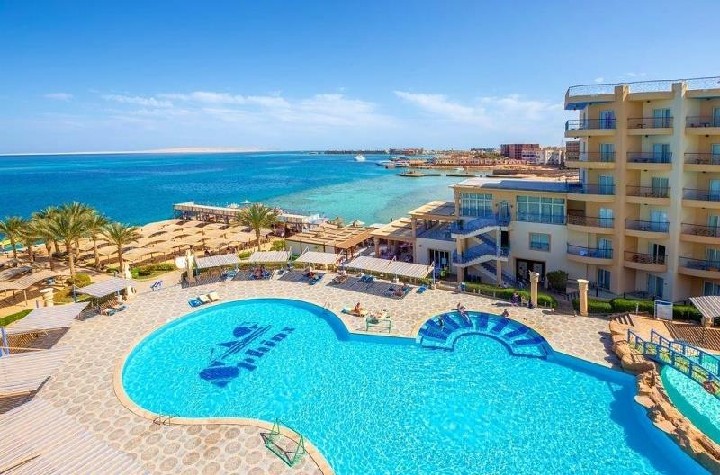 Rezort s bazénom a výhľadom na more