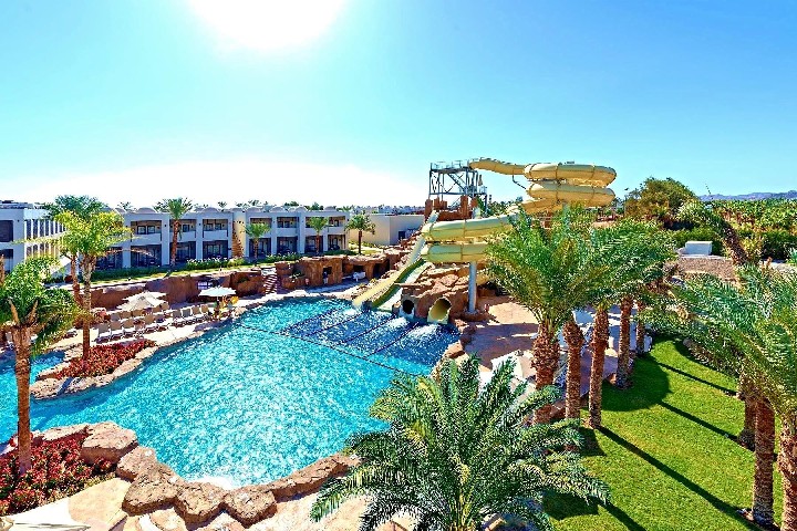 Bazén so šmykľavkami