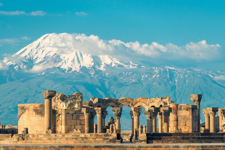 Ararat za ruinami chrámu Zvartnots