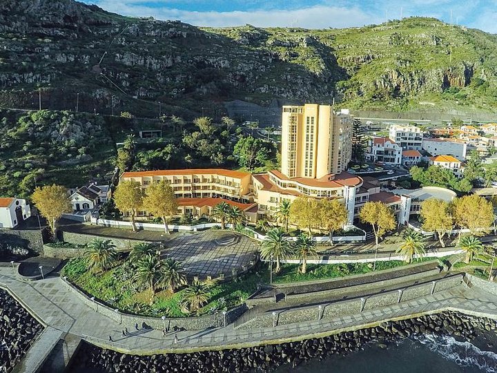 Letecký pohľad od mora na hotel s promenádou