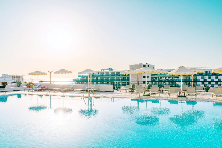 Terasa na slnenie a bazén