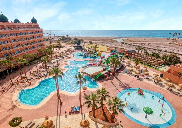 Pohľad na bazény a pláž