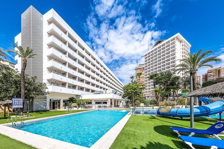 Bazén so šmykľavkou a obe budovy