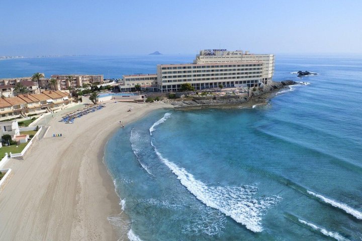 Hotel a pláž