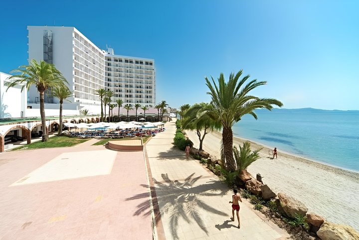 Hotel a promenáda pri lagúne