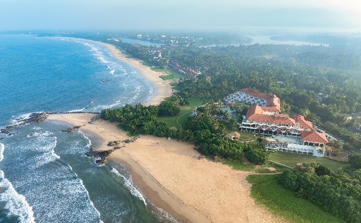Letecký pohľad na hotel a pláž 