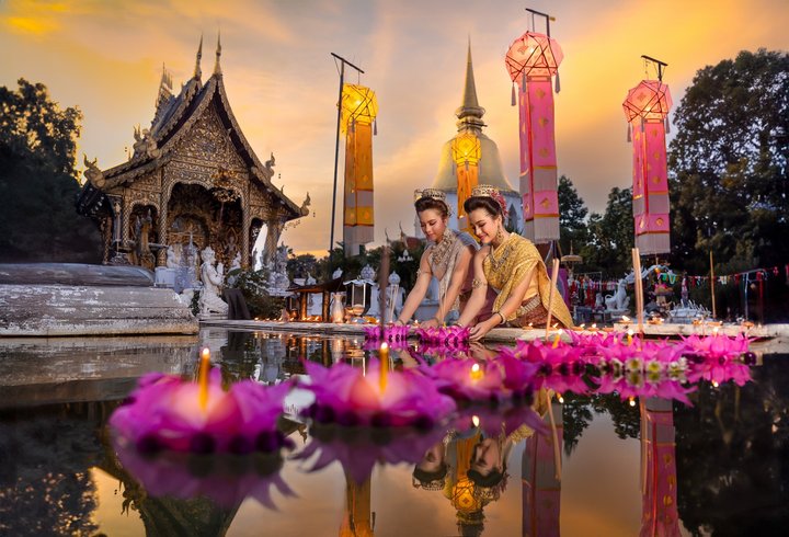 Festival Loy Krathong a kvetinové plavidlo krathong