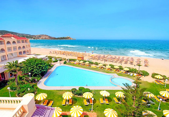 Pohľad na bazén a pláž