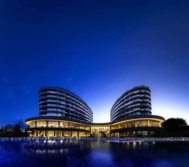 Nočný pohľad na hotel s bazénom