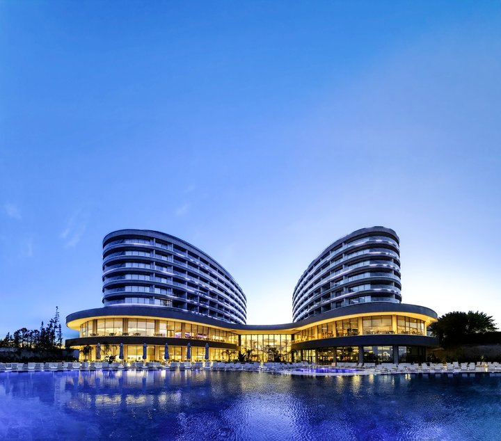 Pohľad na hotel s bazénom